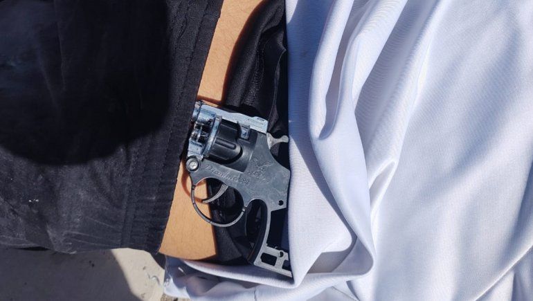 Adolescentes amenazaron a una mujer con un arma y le robaron todo