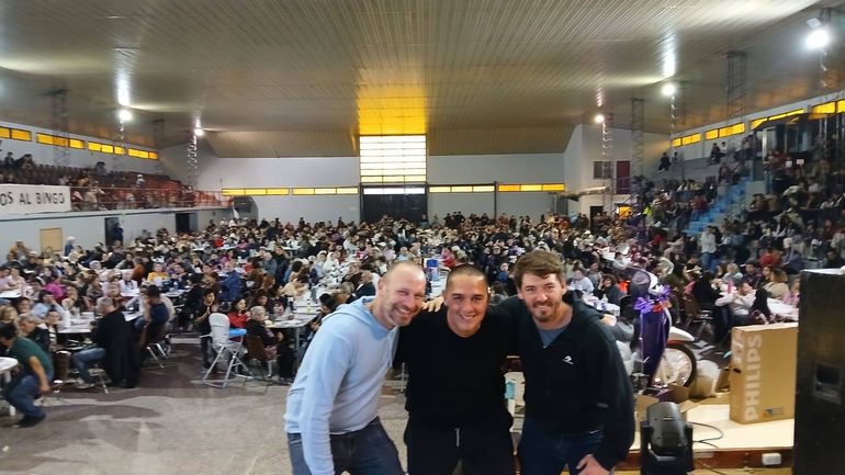 Buteler junto a Gustavo Amati y a Julio Vidal, de la organización.