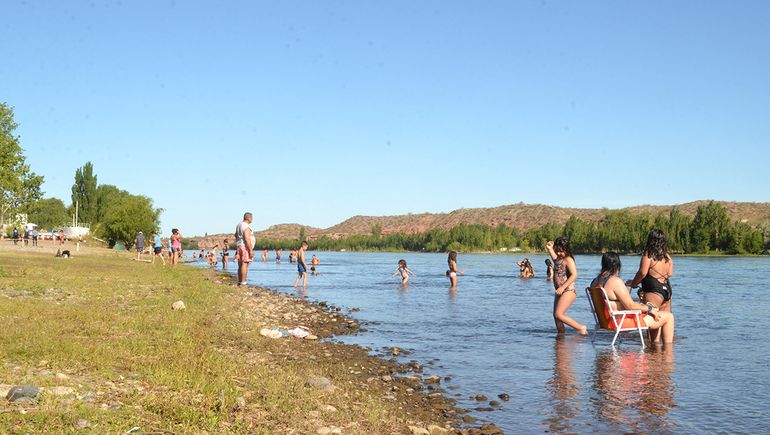 Desde su reapertura, el balneario de la Isla Jordán se llena de niños.