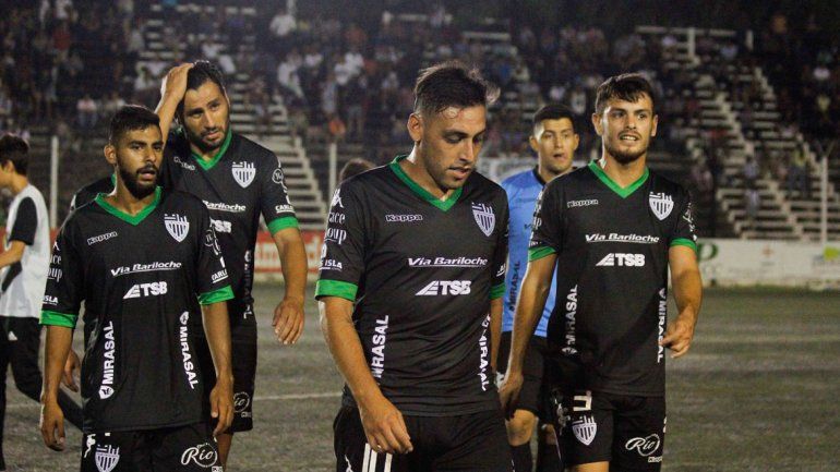 Cabezas gachas al término de un partido en La Visera: una imagen repetida a lo largo de todo el campeonato para Cipolletti.
