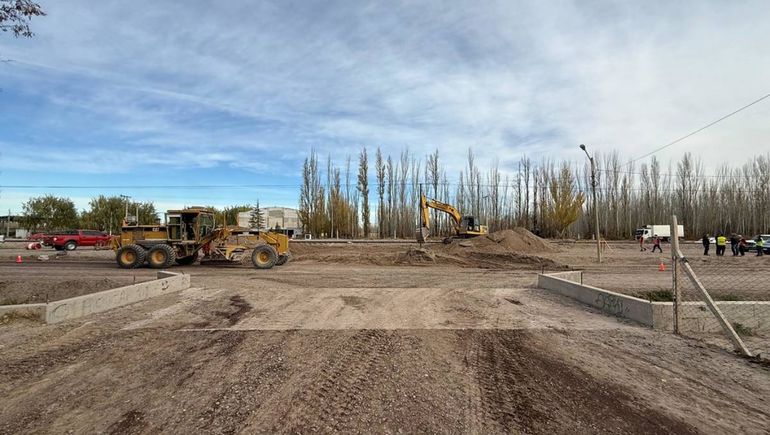 La obra de derivadores en Ruta 65 comenzó con la apertura de calle Mosconi.