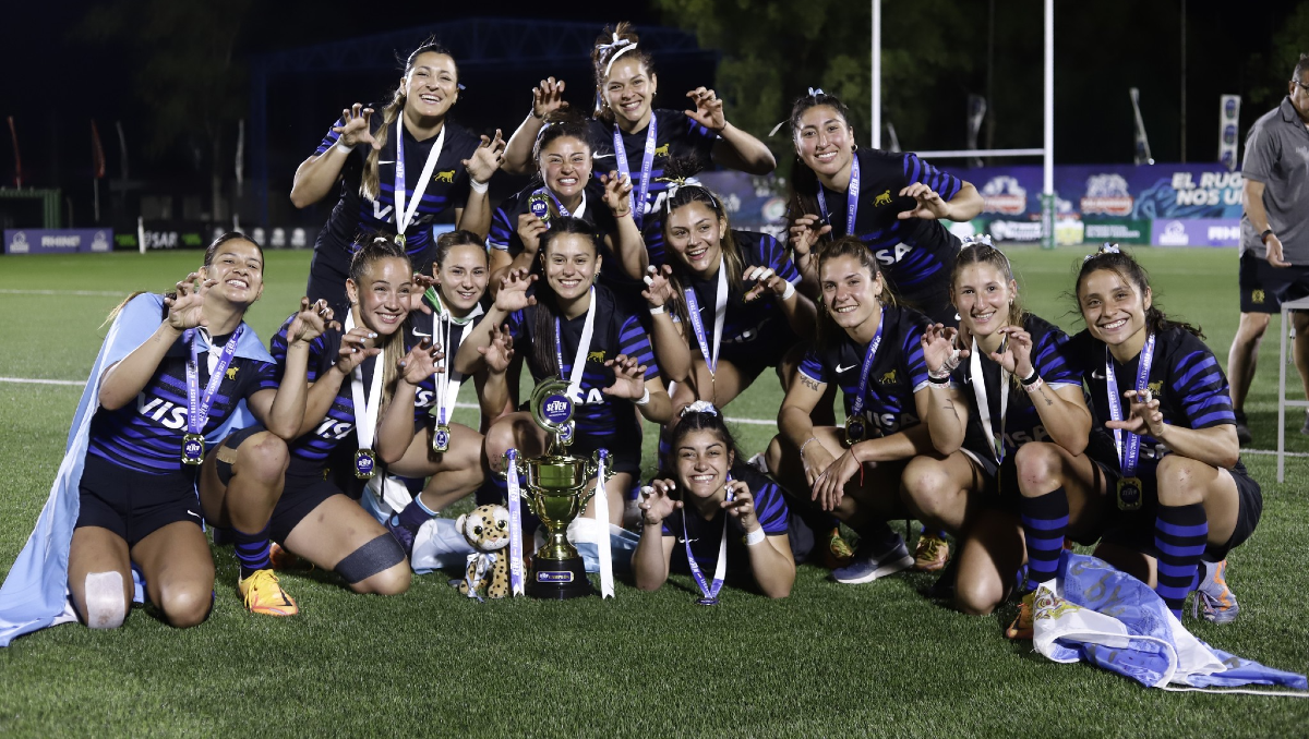 Micaela Pallero festejando con sus compañeras de Las Yaguaretes, la selección nacional de rugby seven femenino.&nbsp;