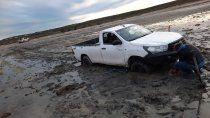 las grutas: dejaron la camioneta en la playa y casi se la lleva el mar