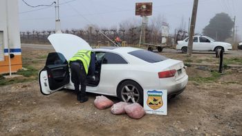El Audi que fue parado en plena ruta 22. | LMCipolletti.com El Audi que fue parado en plena ruta 22.