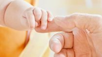 El juzgado de Familia de Cipolletti autorizó el cambio de identidad para que el bebé no lleve el apellido del abuelo. 