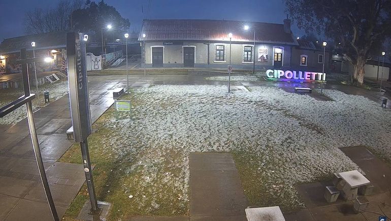 Sectores de Cipolletti amanecieron con nieve por las precipitaciones de la madrugada.