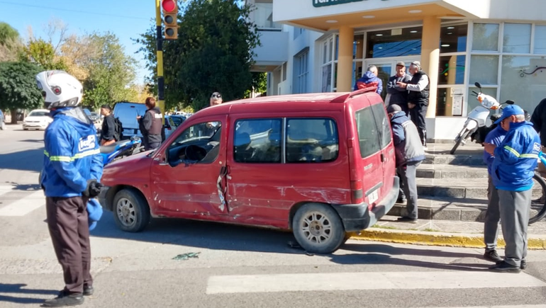 Un motociclista quedó debajo de una camioneta y se salvó de milagro. Foto: LMCipolletti.