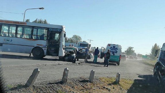 Un Pehuenche chocó contra un auto en Ruta 22: una persona herida