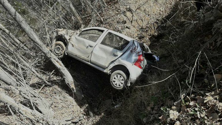 Se le trabó el acelerador y terminó adentro del canal