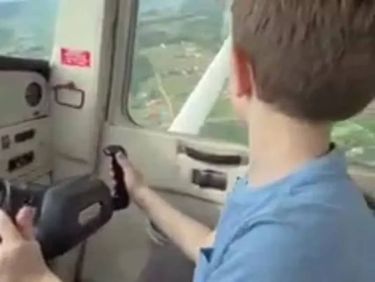 Video: un nene piloteó una avioneta y desató la polémica