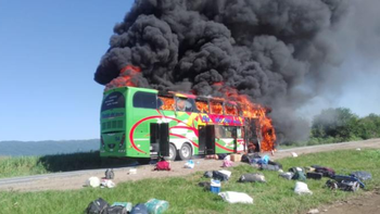 Se incendió un colectivo en el que viajaban trabajadores golondrina