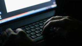 Los agentes de la Comisaría N°32 participaron en el allanamiento en el marco de la causa por tenencia de material de abuso sexual infantil. | LMCipolletti.com Los agentes de la Comisaría N°32 participaron en el allanamiento en el marco de la causa por tenencia de material de abuso sexual infantil.
