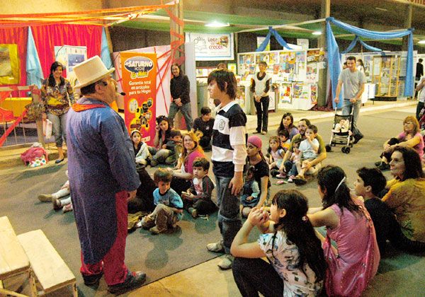 La Feria del Libro empezó a mostrar sus atractivos