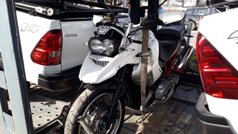 Camionero tuvo que abandonar una moto BMW robada