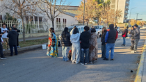 Estudiantes del CET 9 hicieron un frazadaso para visibilizar la falta de calefacción en el edificio escolar de Cipolletti.