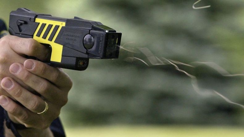 Las pistolas taser, que provocan descargas eléctricas, llegarán a la Policía de Río Negro. | LMCipolletti.com Las pistolas taser, que provocan descargas eléctricas, llegarán a la Policía de Río Negro.