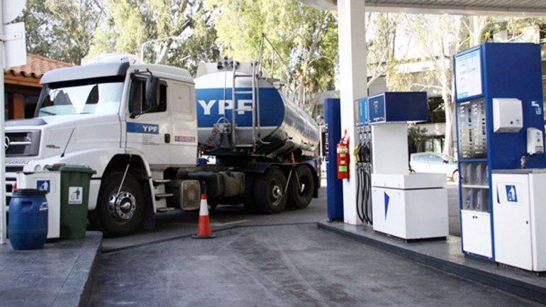 Por el paro de camioneros podría escasear el combustible.