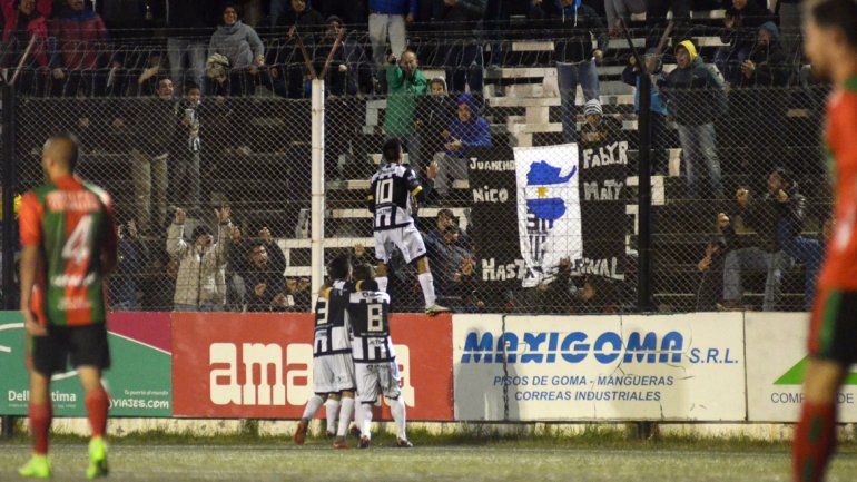Del Prete desató la euforia de los hinchas que se le animaron al frío y festejó el gol colgado del alambrado.