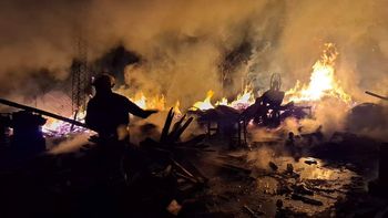 El fuego destruyó por completo el incendio desatado en el aserradero de Villa Regina. 