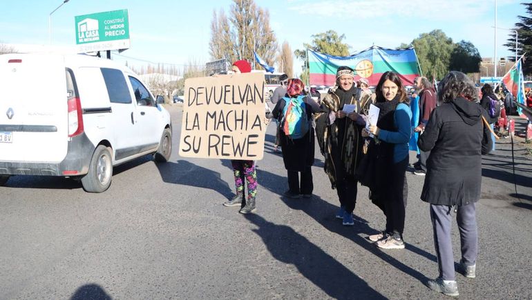 Tránsito complicado a Neuquén por una protesta mapuche