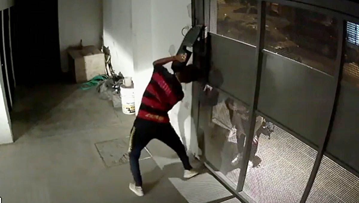 Video: así se roban una moto de adentro de un edificio en Cipolletti