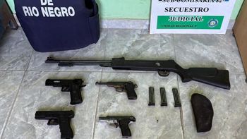 Las armas secuestradas a los supuestos cazadores furtivos sorprendidos en un campo cercano a Balsa Las Perlas. Las armas secuestradas a los supuestos cazadores furtivos sorprendidos en un campo cercano a Balsa Las Perlas.