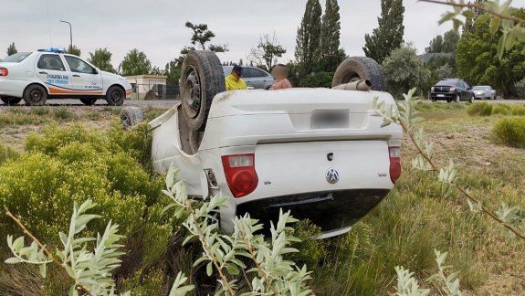 Se salvó de milagro tras volcar sobre la Ruta 151
