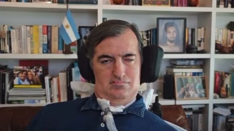 Respecto a la enfermedad que padece hace cuatro años, reveló que hace tiempo que solo puedo mover mis ojos y son la puerta del alma.