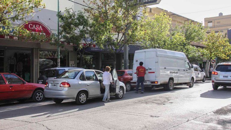 Estacionar en el centro de Cipolletti en horarios pico se volvió