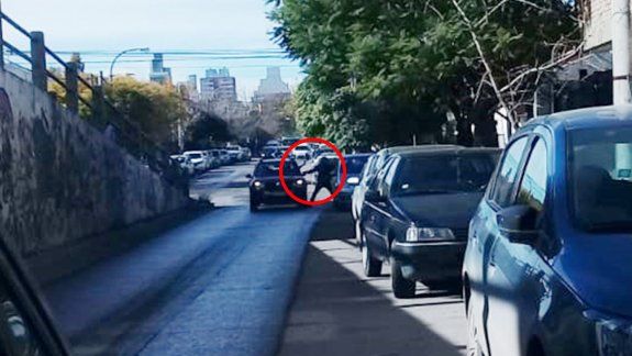 Discutieron y se corrieron con una cadena y un ladrillo en la calle 