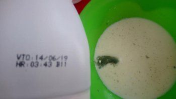 un asco: le sirvio leche a su bebe y estaba llena de hongos