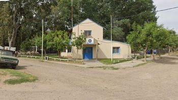 Un niño entró ensangrentado a la unidad policial y dijo que su padre había atacado a su madre, que estaba herida en un auto. El hombre fue detenido. 
