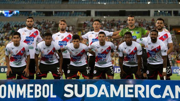 Jorge Piñero da Silva junto a la formación del Nacional de Potosí que el miércoles por la noche cayó en el Maracaná ante Fluminense por 3 a 0, en el arranque de la Copa Sudamericana.