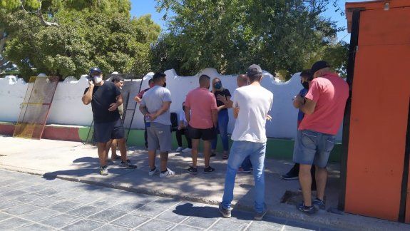 Los comerciantes interceptaron a los inspectores de la Secretaría de Trabajo. El miércoles volverán a reunirse.&nbsp;