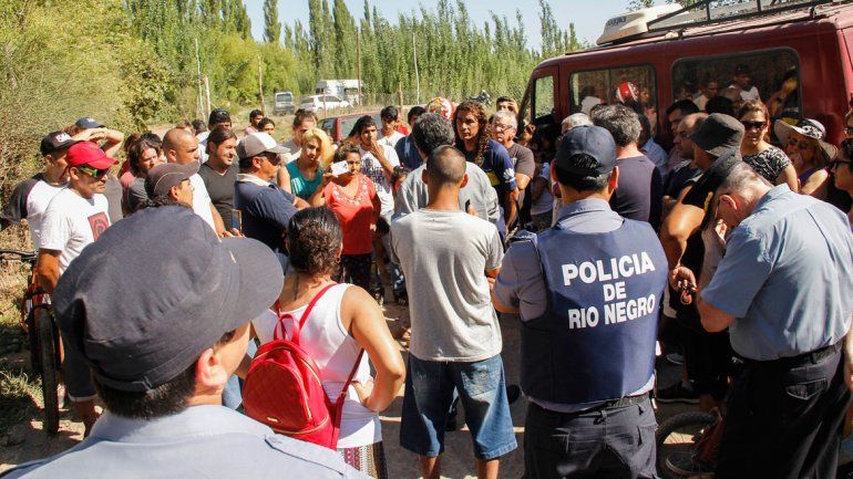 El fiscal Herrera y el dueño de las tierras llegaron al lugar acompañados por un buen número de policías.
