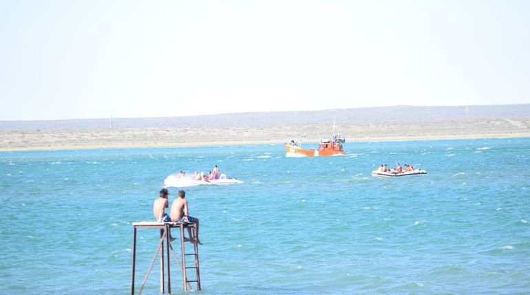 Las Grutas: Otra vez el mar llegó a los autos estacionados en Piedras Coloradas