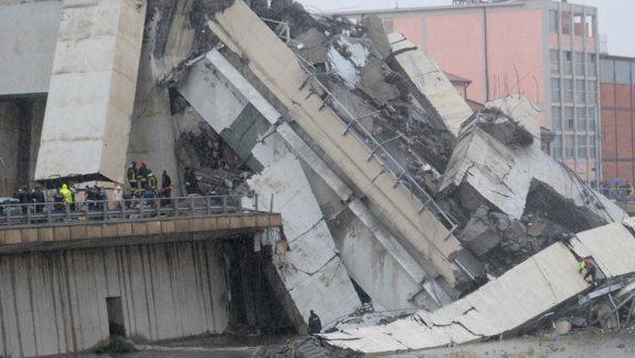 Se derrumbó un puente en Génova y hay al menos 35 muertos