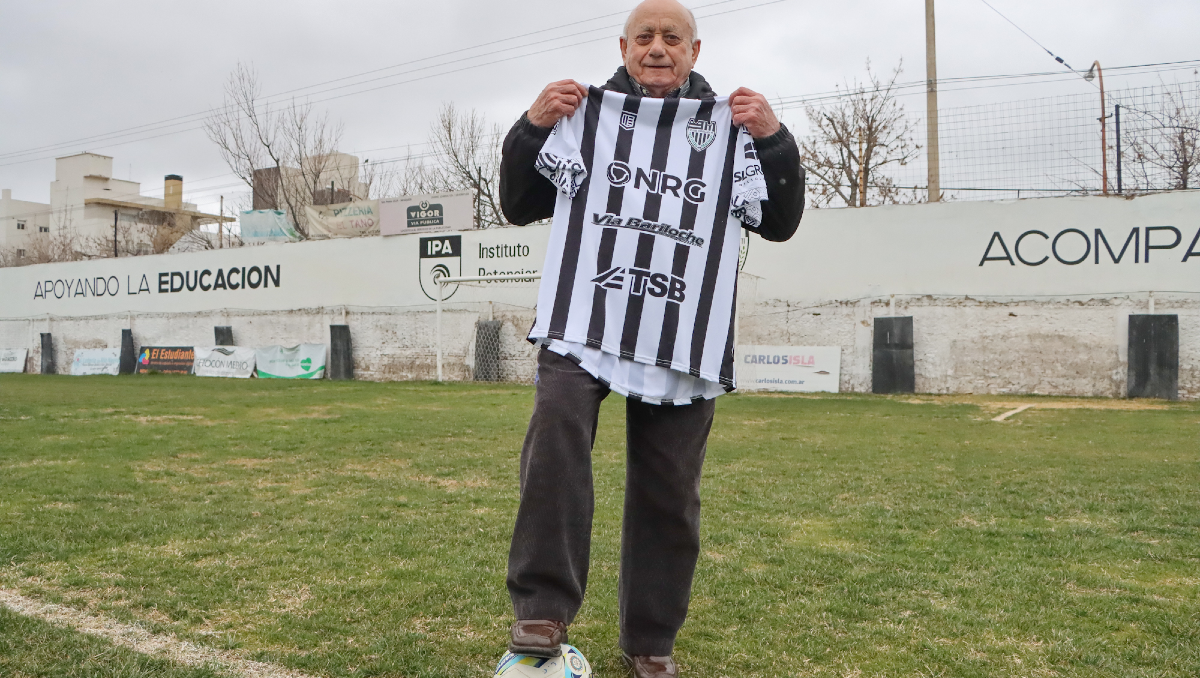 Omar Perales en La Visera y con la camiseta de Cipolletti. Historia pura. 