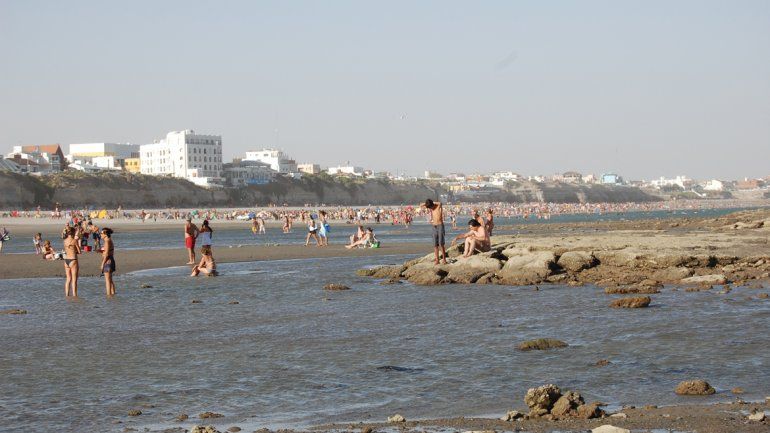 Las playas del balneario rionegrino comenzaron a tomar color la última semana con la llegada de turistas.