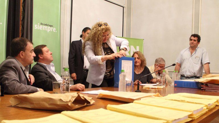 El gobernador Weretilneck encabezó la apertura de sobres con ofertas.