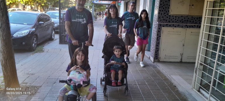 La familia feliz camino a La Corrida.