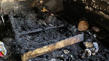 el fuego destruyo su casa, pero la solidaridad la ayuda a reponerse