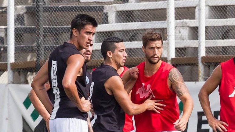 Marcos Lamolla compartirá la zaga central con Damián Jara.