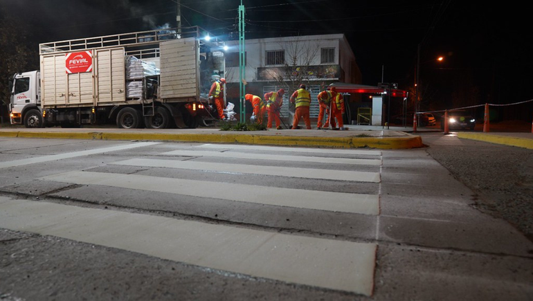 Durante julio, estiman pintar mil sendas peatonales y lineas de frenado seguro en sectores de la ciudad.