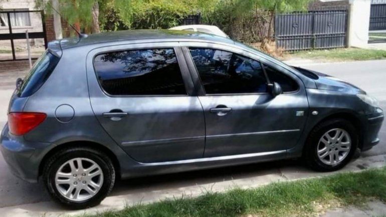 Buscan el auto que robaron de una casa de familia