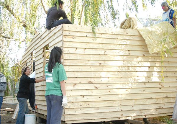 Voluntarios construyeron seis casas