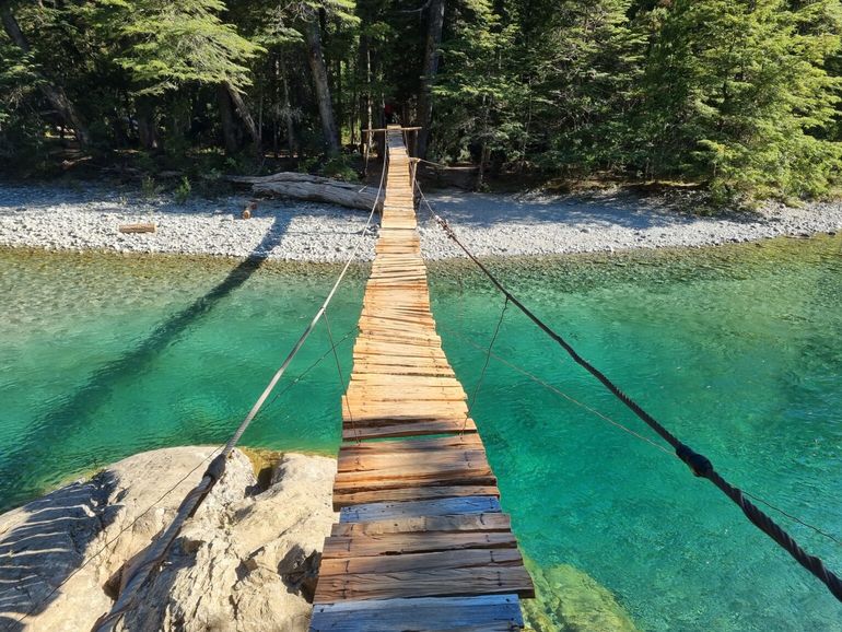 Las pasarelas son la única forma de pasar del otro lado del río Azul. Las pasarelas son la única forma de pasar del otro lado del río Azul.