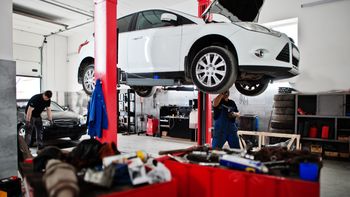 Un decreto presidencial promueve el aumento enb la oferta de autopartes. Taller Mecánico. Foto: Freepik.
