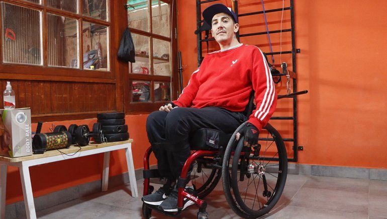 Se cayó, quedó tetrapléjico y necesita una bici adaptada para andar por la ciudad