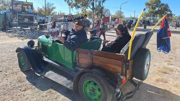 Es tuya, Juan. El vecino que saca a pasear a la gente en su reliquia.